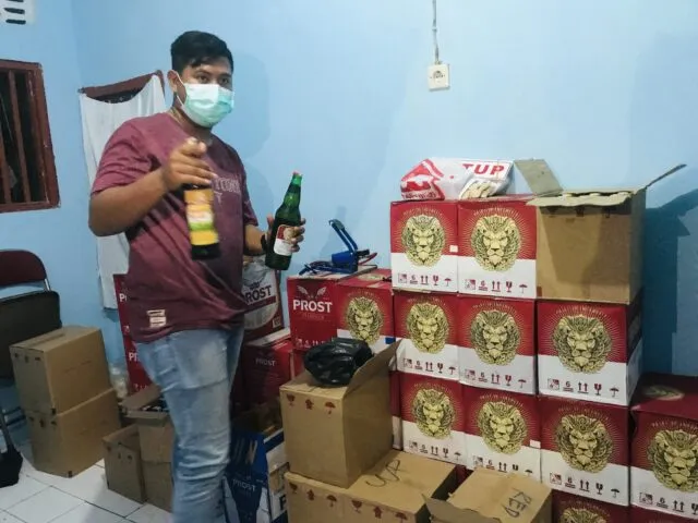 Empat Pasangan Bukan Suami-istri dan 621 Botol Miras Diamankan