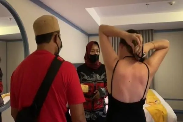 Dua Selebgram Bertarif Rp 25 Juta, Digerebek Sedang ML