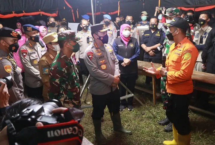 Tinjau Lokasi Pengungsian di Lapangan Sumber Wuluh Lumajang, Kapolri: Kita Lihat Kesiapan Satgas dan Tim DVI