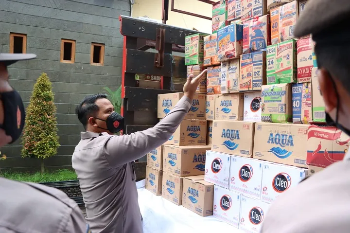 Polres Blitar Kota Kirim Bantuan Kemanusiaan Dua Truk Makanan Siap Saji