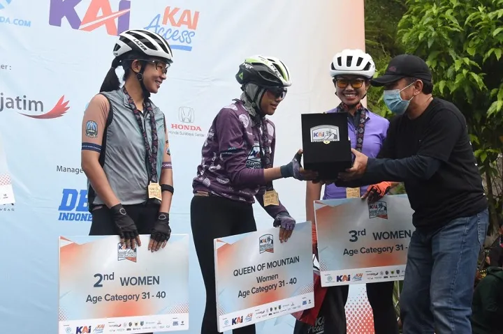 Istri Wali Kota Kediri Sang Queen of Mountain pada KAI Kediri Dholo KOM Challenge 2021