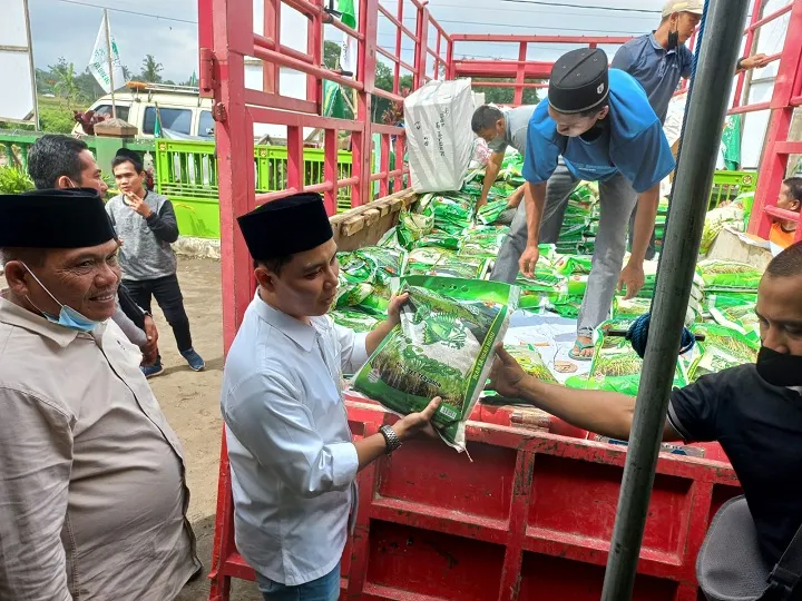 Wabup Gus Barra Turun Langsung Serahkan Bantuan Erupsi Semeru