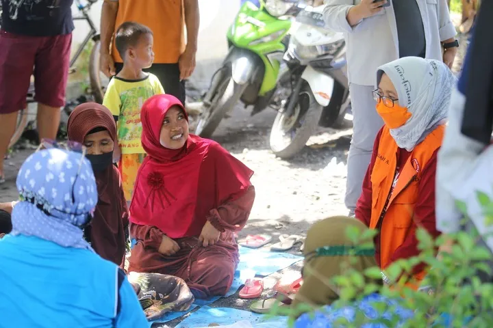 Isi Waktu di Posko Pengungsian dengan Membatik