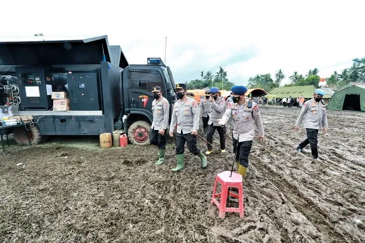 Kabaharkam Polri Cek Kesiapan Dapur Umum dan Posko Pengungsian yang Disediakan oleh Polri