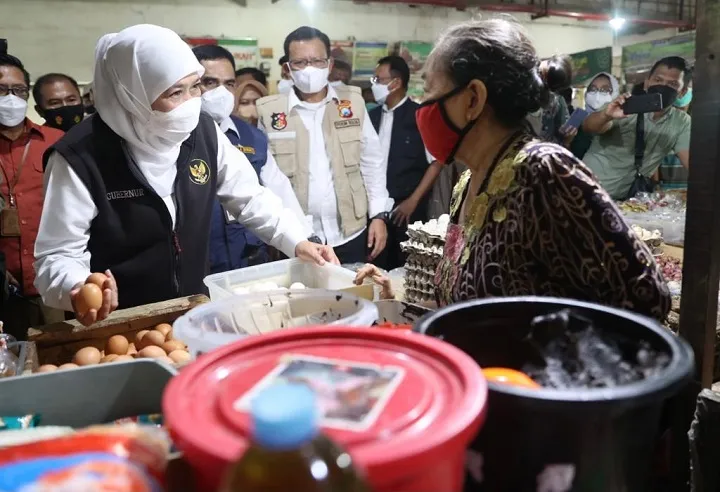Pastikan Stok Bahan Pokok Aman, Gubernur Khofifah Sidak Pasar Tambakrejo - Surabaya