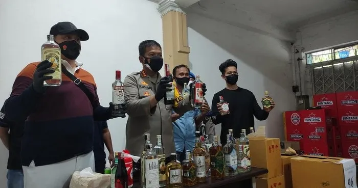 Gudang Miras di Perumahan Elit Sidoarjo Digerebek
