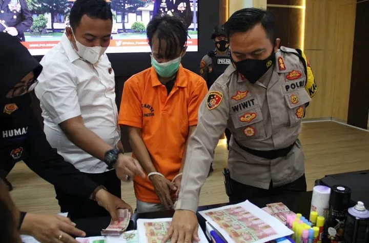 Beli HP dengan Uang Palsu, Pemuda di Pacitan Diamankan