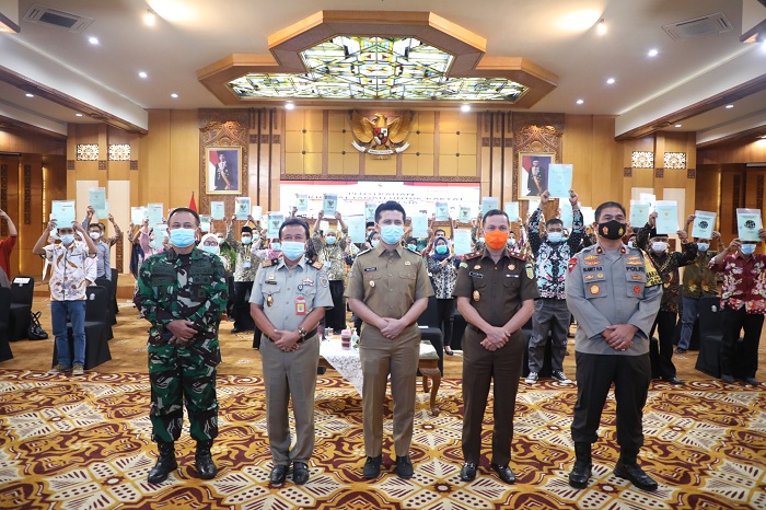 Wakil Gubernur Jatim Emil Elestianto Dardak saat mengikuti penyerahan sertifikat secara virtual di Kantor Gubernur Jl. Pahlawan No. 110 Surabaya, Selasa (5/1/2021). SP/ARF