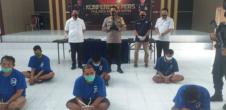 Kapolres Blitar Kota AKBP Dr Yudy Hery Setiawan saat merilis pengungkapan kasus narkoba jenis sabu dan pil koplo. SP/Hadi Lestariono