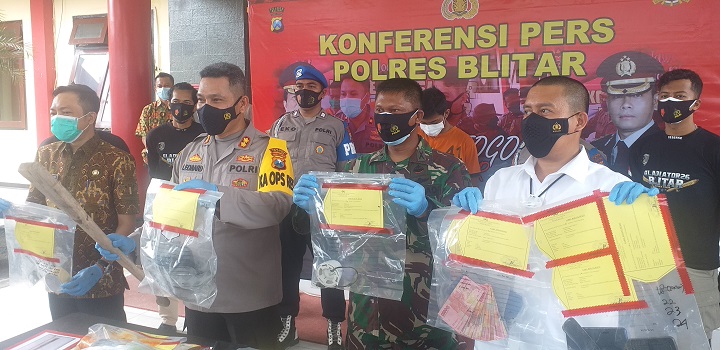 Kapolres Blitar AKBP Leonard M Sinambela SH.S.IK MH menunjukkan barang bukti kasus perampokan dan pembunuhan dalam rilis di Mapolres Blitar. SP/Hadi Lestariono