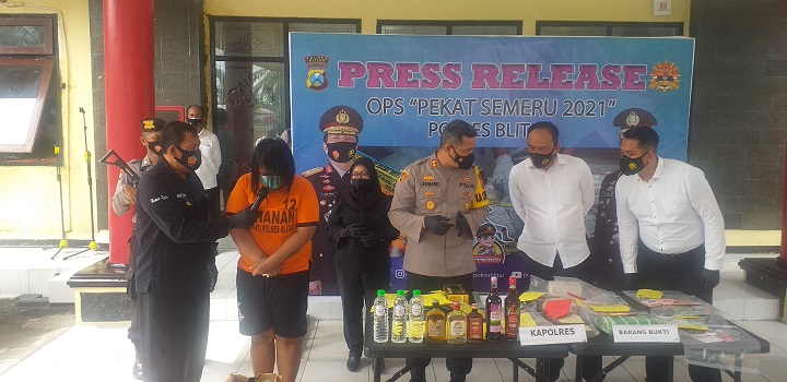 Tersangka EL saat memberikan keterangan kepada awak media dalam rilis. SP/Hadi Lestariono