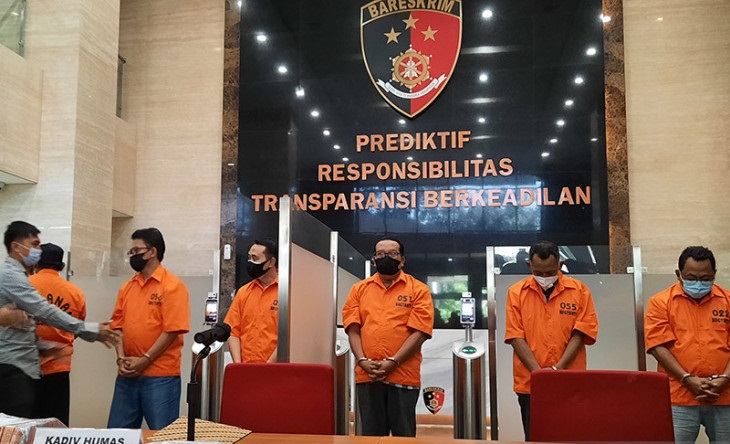 Sejumlah tersangka OTT Bupati Nganjuk dan barang bukti dihadirkan saat konferensi pers OTT Bupati Nganjuk di Bareskrim Polri, Jakarta, Selasa (11/5/2021).