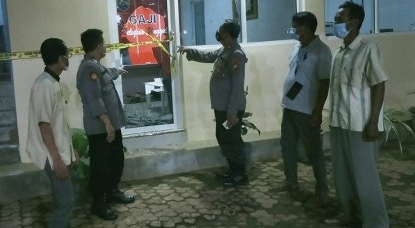 Polisi saat mendatangi balai desa yang rusak setelah dirusak pemuda mabuk.