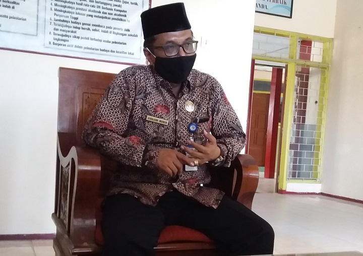 Drs. Sirajum Munir M.Pd. Kepsek SMAN  I  Ambunten kec. Ambunten Kab. Sumenep (SP/Ainur Rahman)