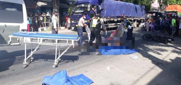 Petugas saat mengevakuasi jenazah korban.