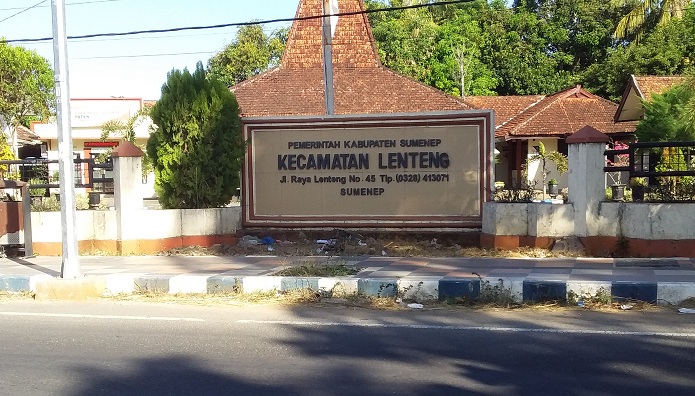 Tampak dari depan Kantor Kecamatan Lenteng Sumenep ( ft. Ainur Rahman/ SP)