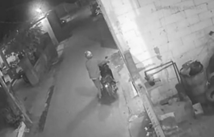 Tangkapan layar rekaman CCTV saat pelaku membawa kabur motor korban. 