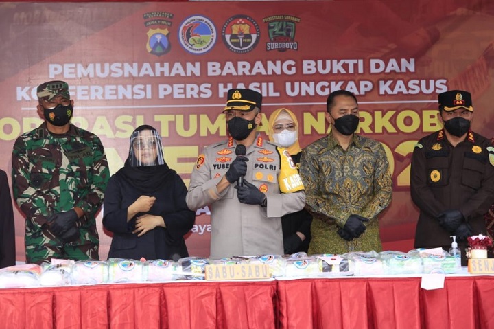 Kapolrestabes Surabaya Kombes Pol Akhmad Yusep Gunawan saat memimpin konferensi pers di Halaman Polrestabes Surabaya.
