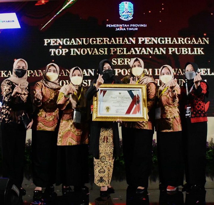 Bupati Mojokerto Ikfina Fahmawati saat menerima penghargaan Top 30 Inovasi Pelayanan Publik 2021, atas inovasi PERMEN SI MELA. SP/Dwy AS