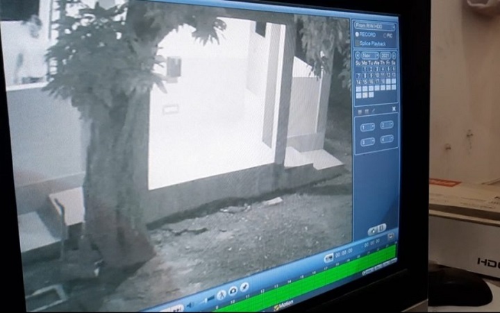 Pihak pengurus Masjid saat menunjukkan kotak amal yang rusak setelah dicongkel pelaku pencurian yang sempat terekam CCTV. SP/Tangkapan layar