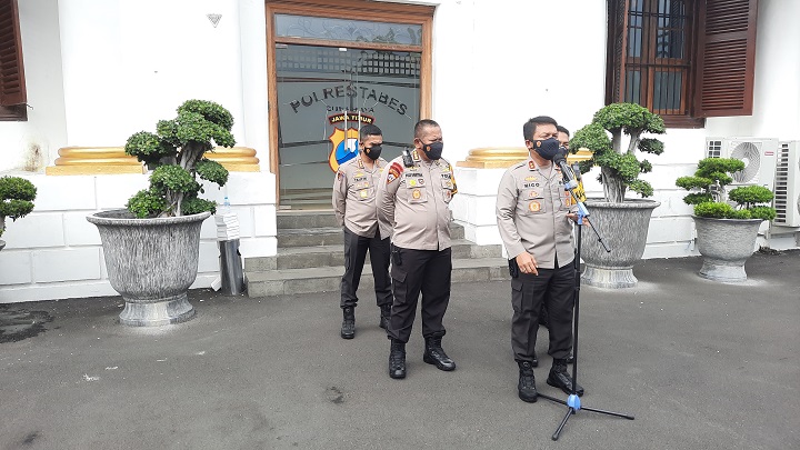 Kapolda Jatim Irjen Nico Afinta saat menjelaskan struktur pengamanan di halaman depan Polrestabes Surabaya. SP/Bayu