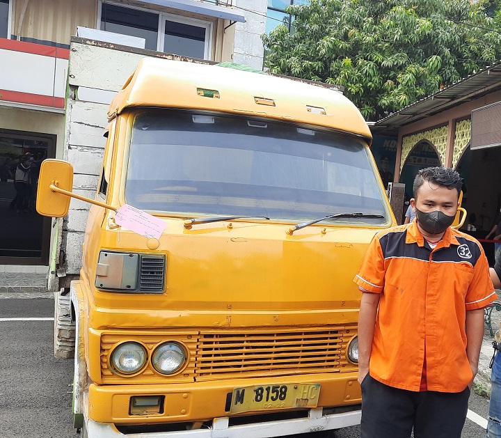 Pelaku dan BB truk yang diamankan polisi. SP/Bayu