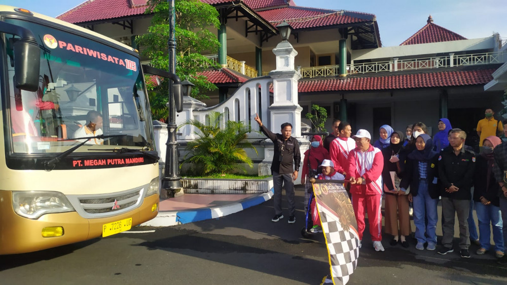 Bupati Jember, Hendy Siswanto saat melepas atlet untuk mengikuti ajang Pekan Paralimpik Pelajar Daerah Jawa Timur. Foto: Dok. Pemkab Jember.