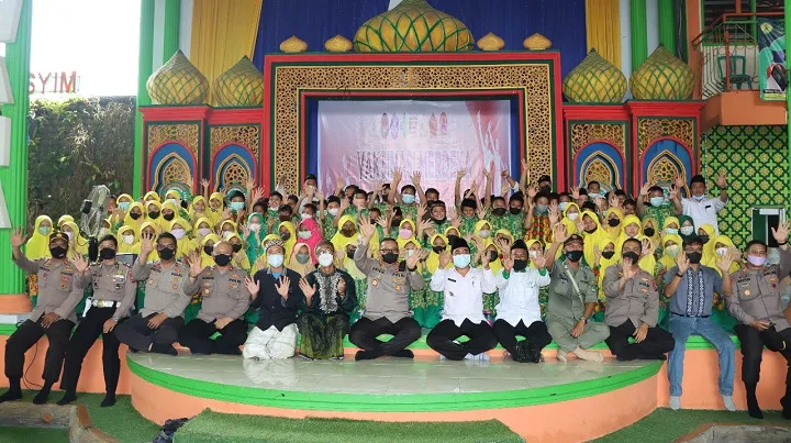 Zoom Meeting Launching Vaksinasi Merdeka Anak di Ponpes Wachid Hasyim Bangil