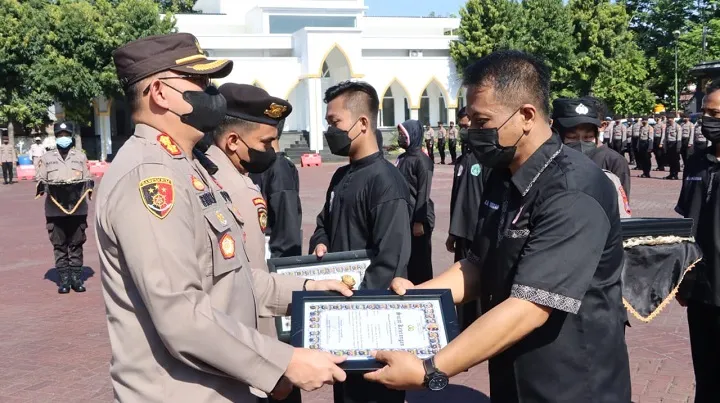 Kapolres Pasuruan Beri Reward Delapan Atlet Pencak Silat "Piala Kapolda Jatim"