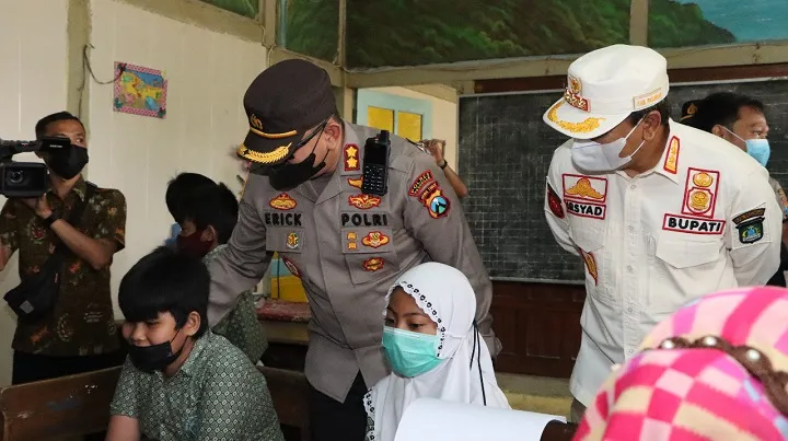 Forkopimda Bersama Kapolres Pasuruan Meninjau Vaksinasi Anak Usia 6-11 Tahun