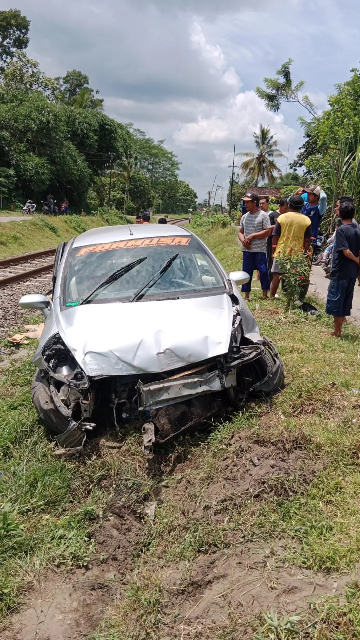 Honda Jazz Ringsek Ditabrak KA Matarmaja