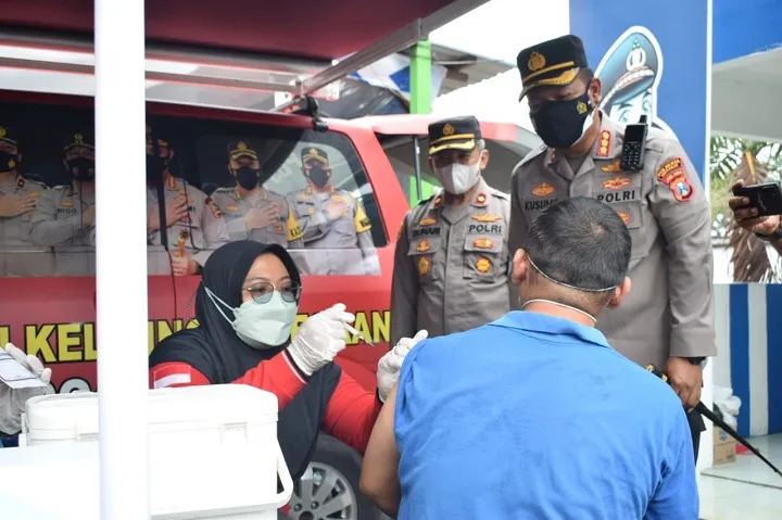 Cegah Penyebaran Omicron, Polisi Sidoarjo Rutin Vaksinasi Wilayah Perbatasan