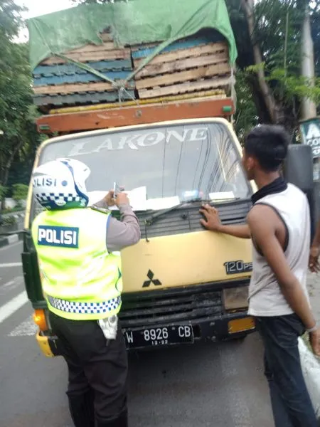Baca juga : Antisipasi Kecelakaan, Satlantas Polres Gresik Tilang Belasan Truk Odol