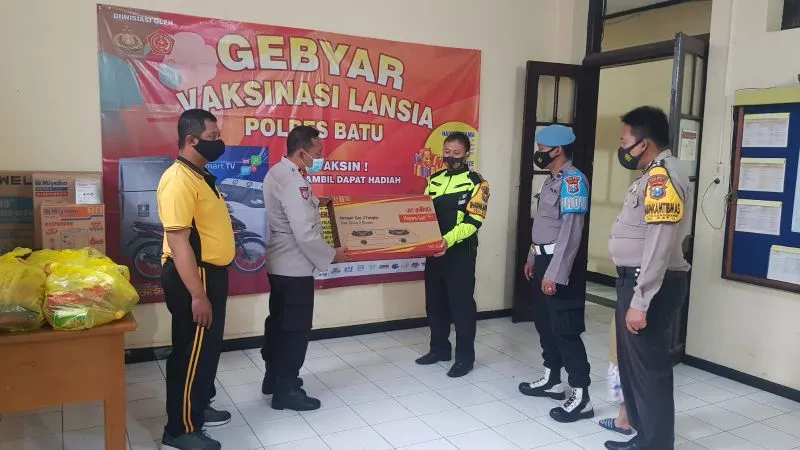 Vaksinasi Lansia, Polres Batu Bagi Doorprize