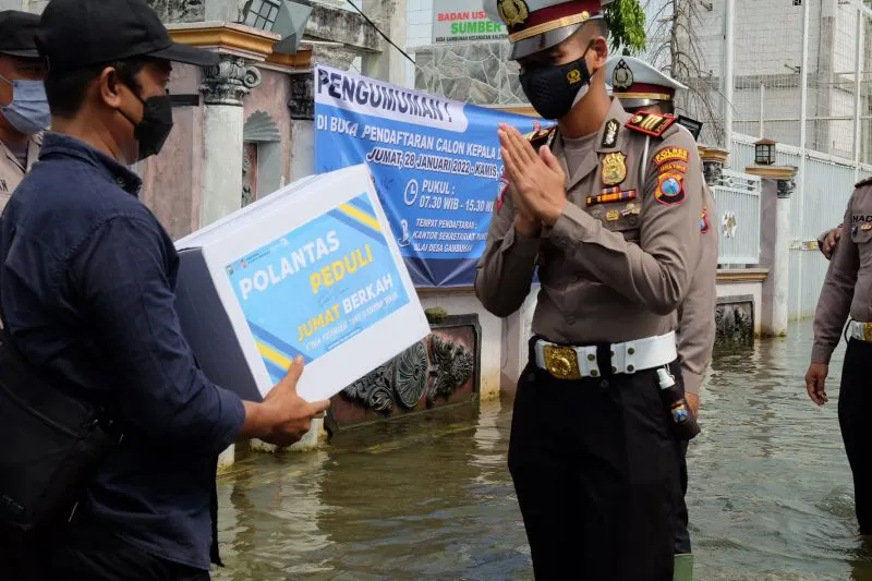 Polantas Peduli, Gunakan Perahu Bagikan Sembako kepada Warga Terdampak Dan Terisolir Akibat Banjir