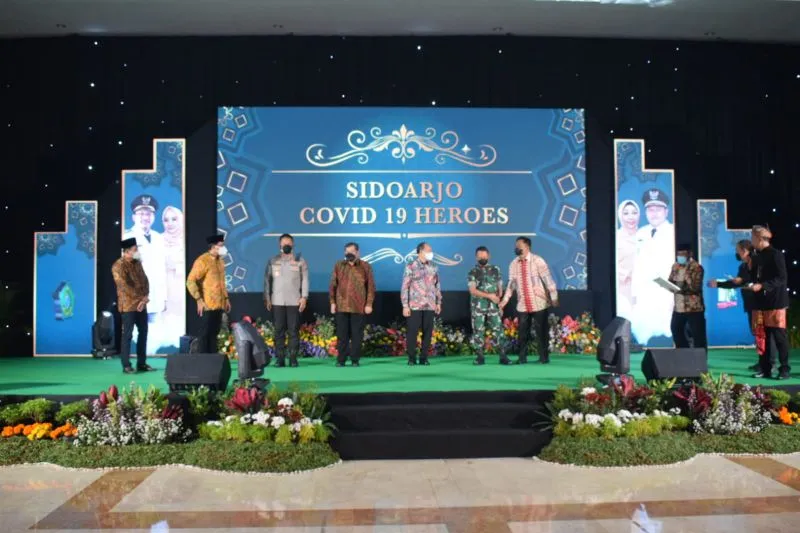 Peringatan Hari Jadi Kabupaten Sidoarjo ke-163, Kapolresta Sidoarjo Raih Vaccine Heroes