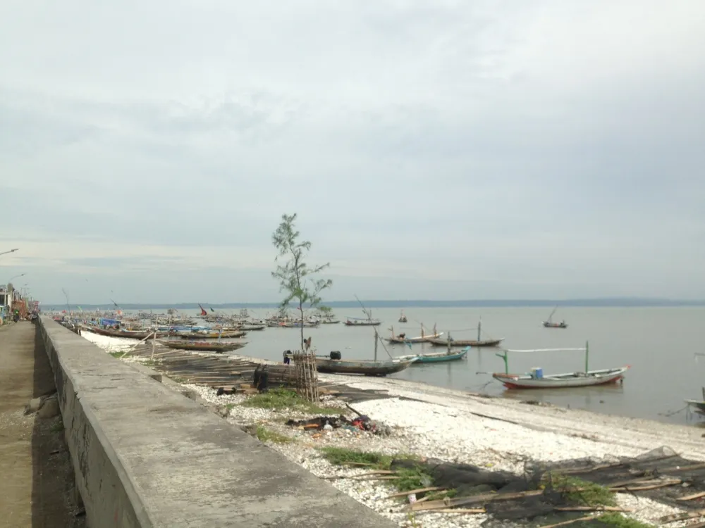 Waspada Gelombang Tinggi di Pesisir Surabaya