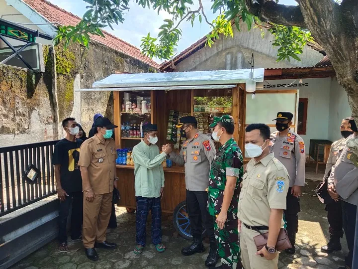 Mantan Pasien ODGJ Terima Bantuan Modal Usaha dan Gerobak