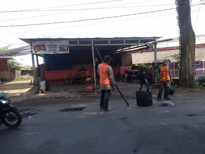 Dinas PU Bina Marga Lakukan Perawatan Sepanjang Jalan Bangil-Pandaan