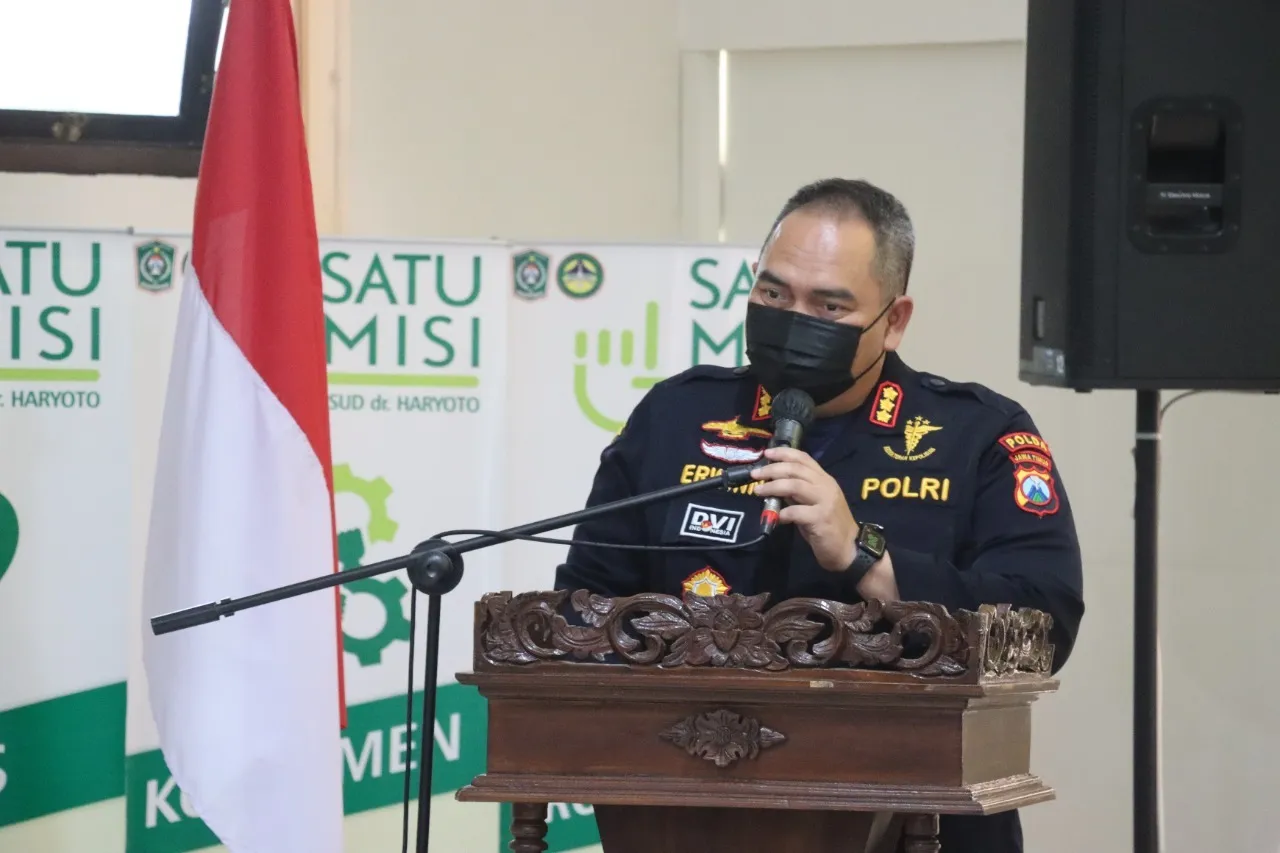 Bupati Lumajang Beri Penghargaan Kepada Biddokkes Polda Jatim