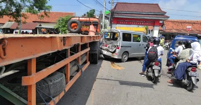 Kecelakaan Beruntun di Jombang, 1 Tewas 2 Luka-luka