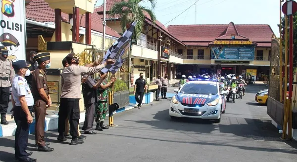 Gunakan Pamor Keris, Forkopimda Lumajang Cegah Penyebaran Pandemi Covid 19
