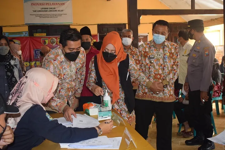 Gandeng PT Pos Indonesia, Bupati Mojokerto Tinjau Penyaluran Bansos