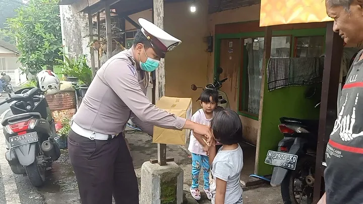 'Sapa Saya' Program Satlantas Polres Batu Berbagi Kepada Anak Yatim Piatu