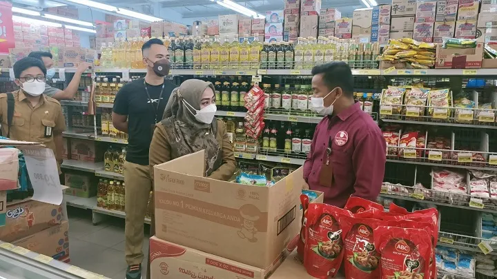 Pantau Stok dan Harga Minyak Goreng, Diskopukmperindag Sidak Swalayan dan Toko Kelontong