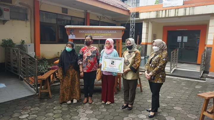 Wali Kota Bantu Belasan Gerobak Bagi Koperasi Inkubasi Wirausaha Mamin