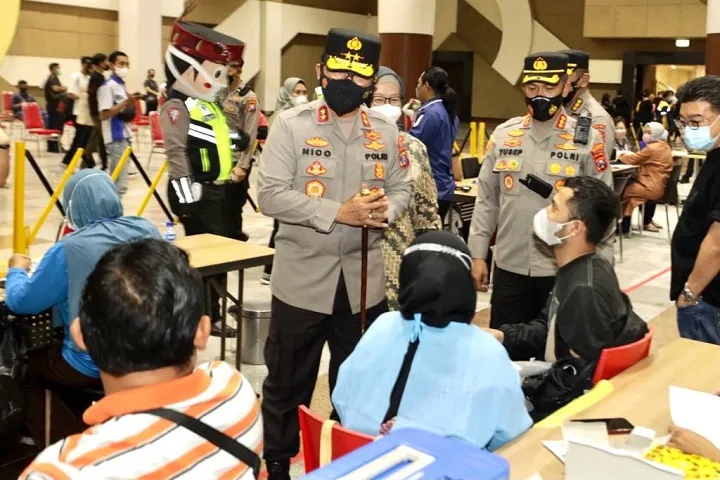 Cek Vaksinasi Massal di Tunjungan Plaza, Kapolda Jatim: Capaian Vaksinasi di Seluruh Madura hampir 70%