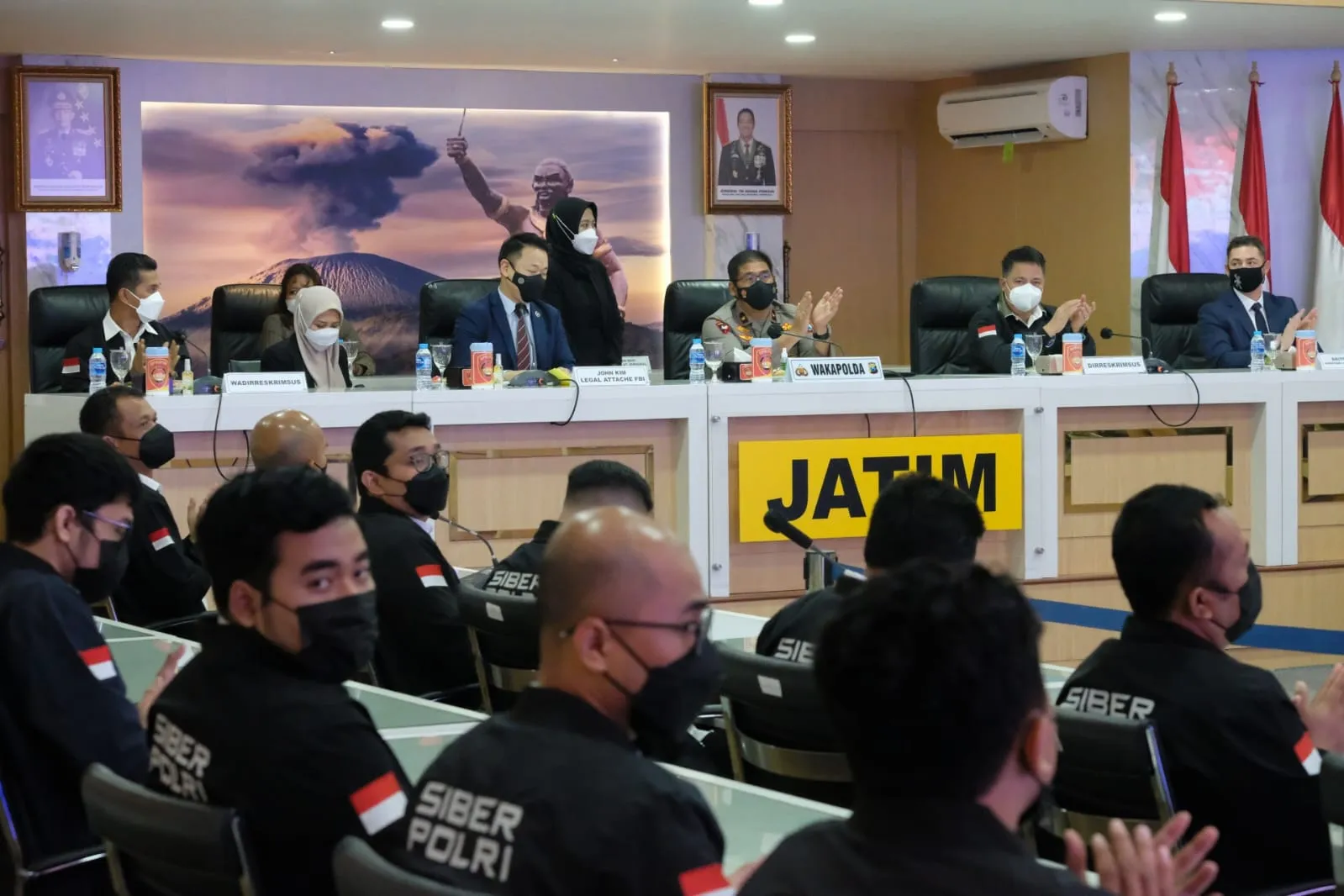 Berhasil Ungkap Kasus Situs Palsu Bansos AS, Polda Jatim Raih Penghargaan Oleh FBI