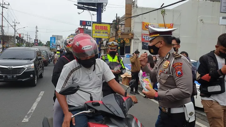 Polresta Makota Kampanyekan Prokes dan Disiplin Lalu-lintas pada Valentine Day