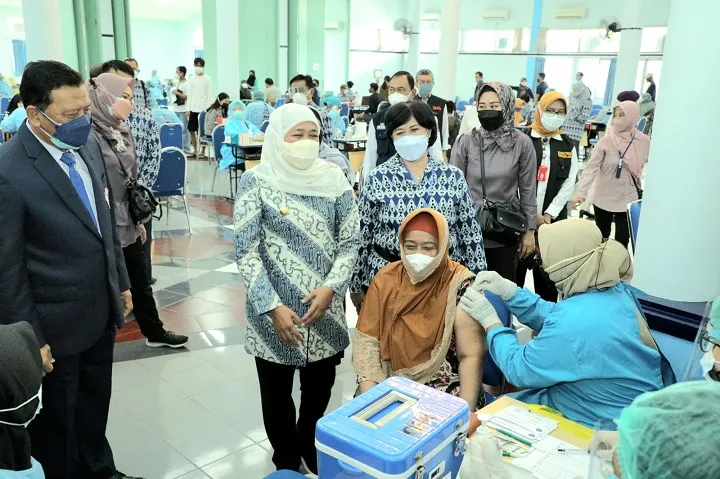 Gubernur Khofifah Minta Perkuat Vaksinasi, Isoter dan PPKM Mikro